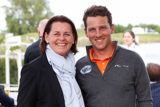 GOLF - PGA Golf Herren Lyoness Open 2017 ATZENBRUGG,AUSTRIA,07.JUN.17 - GOLF - PGA European Tour, Lyoness Open, Diamond Country Club, ProAm, award ceremony. Image shows Silvia Kelemen (Lyoness) and Lukas Nemecz (AUT). GEPAxpictures xChristianxWalgram