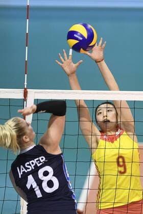 (170608) -- MONTREUX, June 8, 2017 -- China s Yao Di (R) blocks during the Pool A match between China and the Netherlands in 2017 Montreux Volleyball Masters in Montreux, Switzerland, on June 7, 2017. China won 3-2. )(wll) (SP)SWITZERLAND-MONTREUX-VOLLEYBALL-MASTERS-CHN VS NED AlainxGrosclaude 