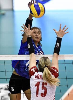 (170608) -- MONTREUX, June 8, 2017 -- Pimpichaya Kokram (L) of Thailand spikes the ball during the Pool B match between Poland and Thailand in 2017 Montreux Volleyball Masters in Montreux, Switzerland, on June 7, 2017. Poland won 3-1. )(wll) (SP)SWITZERLAND-MONTREUX-VOLLEYBALL-MASTERS-POL VS THA AlainxGrosclaude 