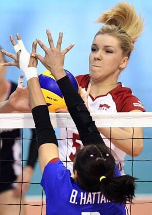 (170608) -- MONTREUX, June 8, 2017 -- Hattaya Bamrungsuk (Bottom) of Thailand defend as Agnieszka Kakolewska of Poland attacks during the Pool B match between Poland and Thailand in 2017 Montreux Volleyball Masters in Montreux, Switzerland, on June 7, 2017. Poland won 3-1. )(wll) (SP)SWITZERLAND-MONTREUX-VOLLEYBALL-MASTERS-POL VS THA AlainxGrosclaude 