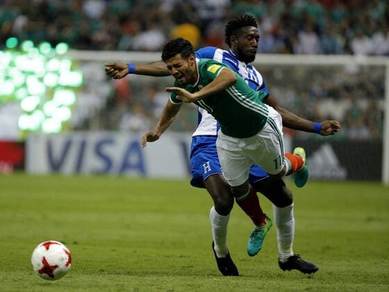 Mexico s Carlos Vela (L) vie for the ball with Hondura s Jonhy Palacios (R) during their Concacaf qualification soccer match for FIFA World Cup WM Weltmeisterschaft Fussball Russia 2018 between Mexico and Honduras, at Azteca stadium in Mexico City, Mexico, 08 June 2017. Mexico vs. Honduras !ACHTUNG: NUR REDAKTIONELLE NUTZUNG!  Copyright: xJoséxMéndezx MEX50 20170609-636325811399603279