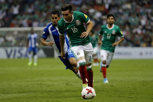Mexico s Hector Herrera (front) vies for the ball with Hondura s Oliver Morazan (back) during their Concacaf qualification soccer match for FIFA World Cup WM Weltmeisterschaft Fussball Russia 2018 between Mexico and Honduras, at Azteca stadium in Mexico City, Mexico, 08 June 2017. Mexico vs. Honduras !ACHTUNG: NUR REDAKTIONELLE NUTZUNG!  Copyright: xJoséxMéndezx MEX50 20170609-636325832363152039