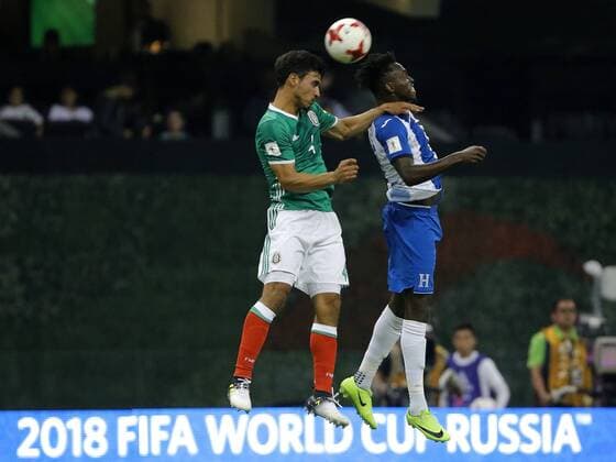 Mexico s Oswaldo Alanis (L) vies for the ball with Hondura s Alberth Elis (R) during their Concacaf qualification soccer match for FIFA World Cup WM Weltmeisterschaft Fussball Russia 2018 between Mexico and Honduras, at Azteca stadium in Mexico City, Mexico, 08 June 2017. Mexico vs. Honduras !ACHTUNG: NUR REDAKTIONELLE NUTZUNG!  Copyright: xJoséxMéndezx MEX50 20170609-636325861238077881