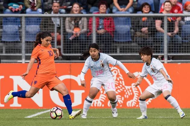 (L-R) Danielle van de Donk of the Netherlands, Ayumi Oya of Japan, Yuka Momiki of Japanduring the friendly match between the women of The Netherlands and Japan at the Rat Verlegh stadium on June 9, 2017 in Breda, The Netherlands Women: Netherlands v Japan Friendly match 2016 2017 xVIxVIxImagesx xGerritxvanxKeulenxIVx 7969113