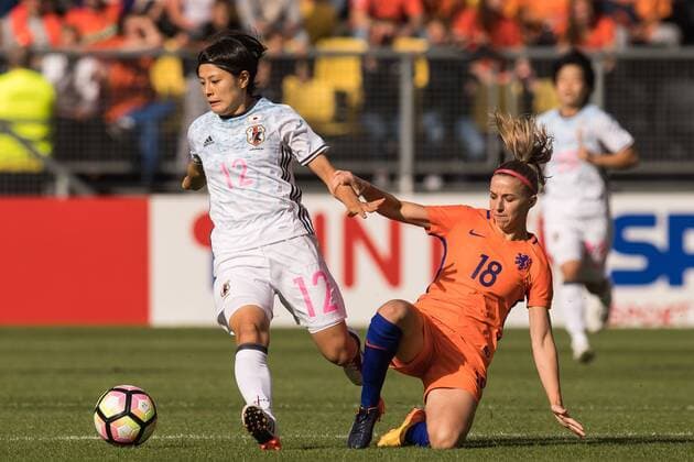 (L-R) Naomoto Hikaru of Japan, Jacky Groenen of the Netherlandsduring the friendly match between the women of The Netherlands and Japan at the Rat Verlegh stadium on June 9, 2017 in Breda, The Netherlands Women: Netherlands v Japan Friendly match 2016 2017 xVIxVIxImagesx xGerritxvanxKeulenxIVx 7969114