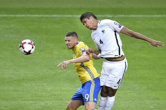 Fußball, WM Quali, Schweden - Frankreich 170609 Nickduell mellan Sveriges Marcus Berg och Frankrikes Raphael Varane under fotbollsmatchen i VM-kvalet mellan Sverige och Frankrike den 9 juni 2017 i Stockholm.  Copyright: NIKLASxLARSSON BB170609NL011