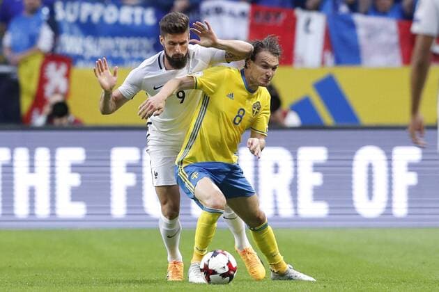 Fußball, WM Quali, Schweden - Frankreich 170609 Frankrikes Olivier Giroud i närkamp med Sveriges Albin Ekdal under fotbollsmatchen i VM-kvalet mellan Sverige och Frankrike den 9 juni 2017 i Stockholm.  Copyright: ANDREASxLxERIKSSON BB170609AE018