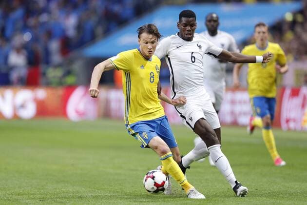 170609 Sveriges Albin Ekdal och Frankrikes Paul Pogba under fotbollsmatchen i VM-kvalet mellan Sverige och Frankrike den 9 juni 2017 i Stockholm.  Copyright: ANDREASxLxERIKSSON BB170609AE022