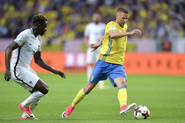 170609 Frankrikes Benjamin Mendy och Sveriges Marcus Berg under fotbollsmatchen i VM-kvalet mellan Sverige och Frankrike den 9 juni 2017 i Stockholm.  Copyright: JOHANNAxLUNDBERG BB170609JL011