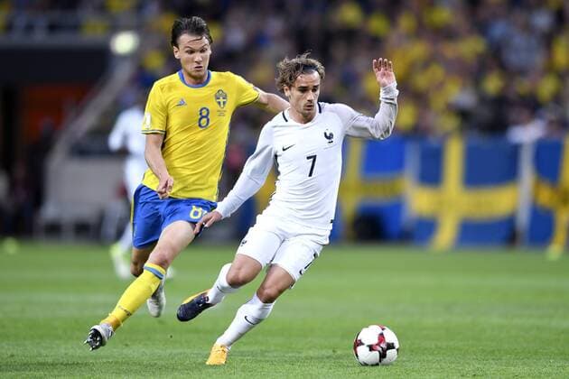 Bilder des Tages - SPORT 170609 Sveriges Albin Ekdal och Frankrikes Antoine Griezmann under fotbollsmatchen i VM-kvalet mellan Sverige och Frankrike den 9 juni 2017 i Stockholm.  Copyright: LINNEAxRHEBORG BB170609LN009