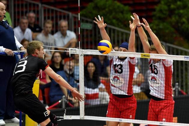 VOLLEYBALL - FIVB, AUT vs GER LINZ,AUSTRIA,09.JUN.17 - VOLLEYBALL - FIVB World League Tournament, Austria vs Germany. Image shows Simon Hirsch (GER), Maximilian Thaller and Nicolai Grabmueller (AUT). GEPAxpictures xFlorianxErtl