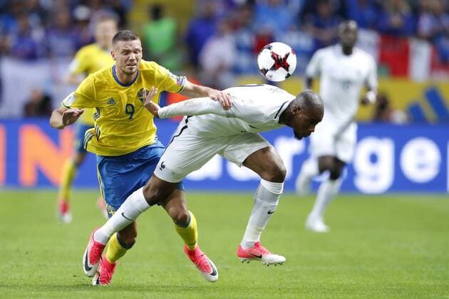 170609 Sveriges Marcus Berg och Frankrikes Djibril Sidibe under fotbollsmatchen i VM-kvalet mellan Sverige och Frankrike den 9 juni 2017 i Stockholm.  Copyright: ANDREASxLxERIKSSON BB170609AE028