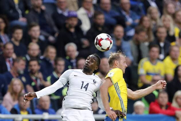 Fußball, WM Quali, Schweden - Frankreich 170609 Frankrikes Blaise Matuidi i nickduell med Sveriges Ola Toivonen under fotbollsmatchen i VM-kvalet mellan Sverige och Frankrike den 9 juni 2017 i Stockholm.  Copyright: ANDREASxLxERIKSSON BB170609AE029