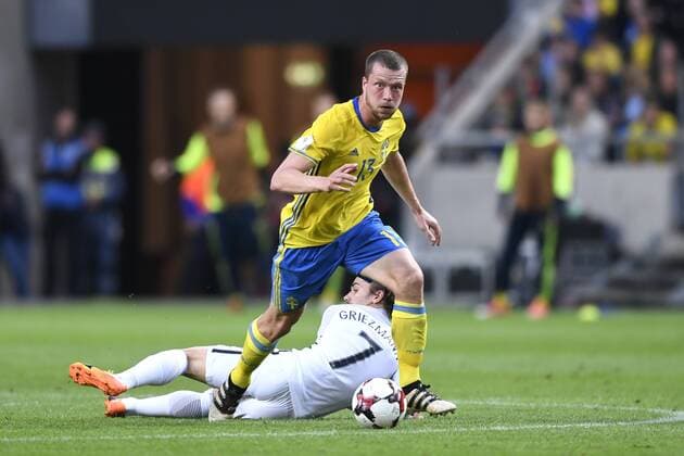 170609 Sveriges Jakob Johansson och Frankrikes Antoine Griezmann under fotbollsmatchen i VM-kvalet mellan Sverige och Frankrike den 9 juni 2017 i Stockholm.  Copyright: LINNEAxRHEBORG BB170609LN011