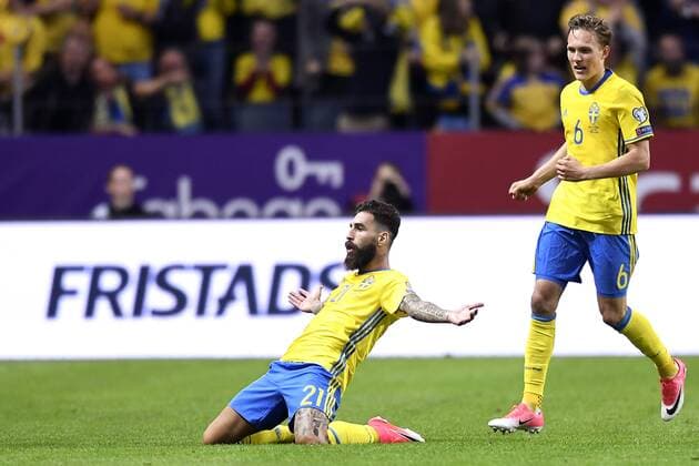 Bilder des Tages - SPORT 170609 Sveriges Jimmy Durmaz jublar efter att han gjort 1-1 under fotbollsmatchen i VM-kvalet mellan Sverige och Frankrike den 9 juni 2017 i Stockholm.  Copyright: LINNEAxRHEBORG BB170609LN012