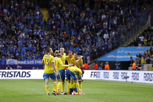 170609 Sveriges spelare jublar efter att Jimmy Durmaz gjort 1-1 under fotbollsmatchen i VM-kvalet mellan Sverige och Frankrike den 9 juni 2017 i Stockholm.  Copyright: ANDREASxLxERIKSSON BB170609AE033