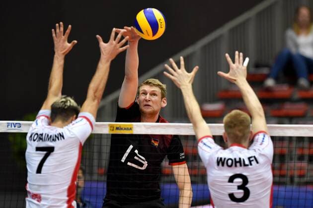 VOLLEYBALL - FIVB, AUT vs GER LINZ,AUSTRIA,09.JUN.17 - VOLLEYBALL - FIVB World League Tournament, Austria vs Germany. Image shows Lorenz Koraimann (AUT), Simon Hirsch (GER) and Peter Wohlfahrtstaetter (AUT). GEPAxpictures xFlorianxErtl