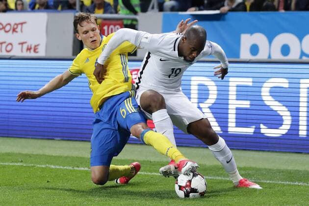 Fußball, WM Quali, Schweden - Frankreich 170609 Sveriges Ludwig Augustinsson i närkamp med Frankrikes Djibril Sidibe under fotbollsmatchen i VM-kvalet mellan Sverige och Frankrike den 9 juni 2017 i Stockholm.  Copyright: ANDREASxLxERIKSSON BB170609AE035