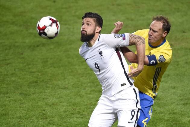 Fußball, WM Quali, Schweden - Frankreich 170609 Närkamp mellan Frankrikes Olivier Giroud och Sveriges Andreas Granqvist under fotbollsmatchen i VM-kvalet mellan Sverige och Frankrike den 9 juni 2017 i Stockholm.  Copyright: NIKLASxLARSSON BB170609NL024
