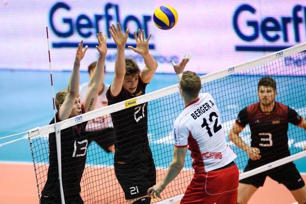 09.06.2017, TipsArena, Linz Volleyball, 2017 FIVB World League, Österreich Oesterreich (AUT) vs. Deutschland (GER) Block Doppelblock Simon Hirsch ( 13 GER), Tobias Krick ( 21 GER) - Angriff Alexander Berger ( 12 AUT)