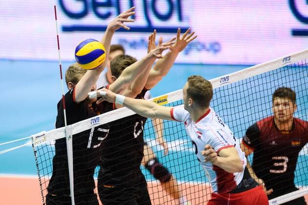 09.06.2017, TipsArena, Linz Volleyball, 2017 FIVB World League, Österreich Oesterreich (AUT) vs. Deutschland (GER) Block Doppelblock Simon Hirsch ( 13 GER), Tobias Krick ( 21 GER) - Angriff Alexander Berger ( 12 AUT)
