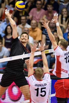 09.06.2017, TipsArena, Linz Volleyball, 2017 FIVB World League, Österreich Oesterreich (AUT) vs. Deutschland (GER) Angriff Christian Fromm ( 1 GER) - Block Doppelblock Nicolai Grabmüller Grabmueller ( 15 AUT), Alexander Berger ( 12 AUT)