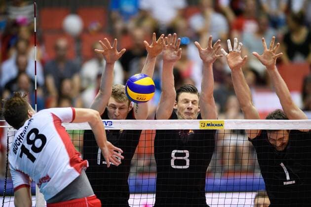 09.06.2017, TipsArena, Linz Volleyball, 2017 FIVB World League, Österreich Oesterreich (AUT) vs. Deutschland (GER) Angriff Paul Buchegger ( 18 AUT) - Block Dreierblock Simon Hirsch ( 13 GER), Marcus Böhme Boehme ( 8 GER), Christian Fromm ( 1 GER)