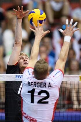 09.06.2017, TipsArena, Linz Volleyball, 2017 FIVB World League, Österreich Oesterreich (AUT) vs. Deutschland (GER) Angriff Simon Hirsch ( 13 GER) - Block Alexander Berger ( 12 AUT)