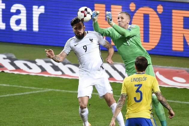 Fußball, WM Quali, Schweden - Frankreich 170609 Sveriges malvakt Robin Olsen (h) boxar undan bollen framför Frankrikes Olivier Giroud (v) under fotbollsmatchen i VM-kvalet mellan Sverige och Frankrike den 9 juni 2017 i Stockholm.  Copyright: NIKLASxLARSSON BB170609NL025