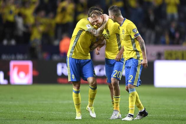 170609 Sveriges Victor Nilsson Lindelöf kramar om Ola Toivonen efter att denne gjort 2-1 under fotbollsmatchen i VM-kvalet mellan Sverige och Frankrike den 9 juni 2017 i Stockholm.  Copyright: LINNEAxRHEBORG BB170609LN032