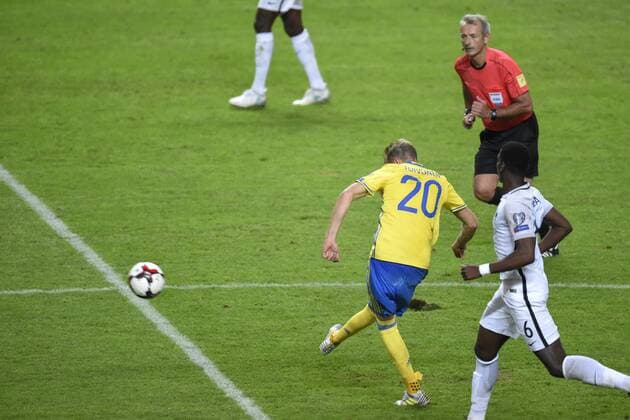Fußball, WM Quali, Schweden - Frankreich 170609 Sveriges Ola Toivonen skjuter bollen till 2-1 under fotbollsmatchen i VM-kvalet mellan Sverige och Frankrike den 9 juni 2017 i Stockholm.  Copyright: NIKLASxLARSSON BB170609NL026