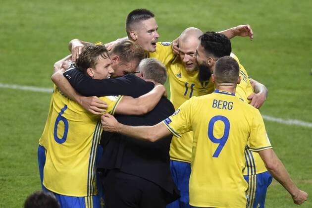 Fußball, WM Quali, Schweden - Frankreich 170609 Sveriges förbundskapten Janne Andersson jublar med spelarna efter fotbollsmatchen i VM-kvalet mellan Sverige och Frankrike den 9 juni 2017 i Stockholm.  Copyright: NIKLASxLARSSON BB170609NL035