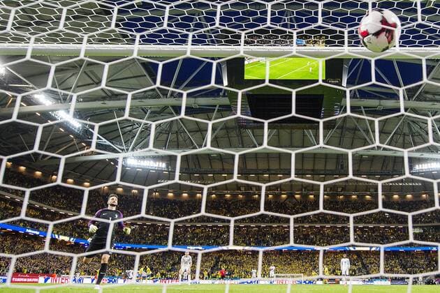 170609 Frankrikes malvakt Hugo Lloris släpper in 2-1 av Sveriges Ola Toivonen (ej i bild) under fotbollsmatchen i VM-kvalet mellan Sverige och Frankrike den 9 juni 2017 i Stockholm.  Copyright: JOHANNAxLUNDBERG BB170609JL021
