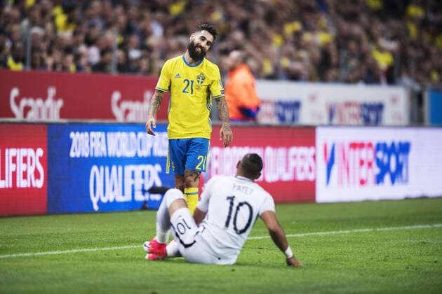 Fußball, WM Quali, Schweden - Frankreich 170609 Sveriges Jimmy Durmaz och Frankrikes Dimitri Payet under fotbollsmatchen i VM-kvalet mellan Sverige och Frankrike den 9 juni 2017 i Stockholm.  Copyright: LINNEAxRHEBORG BB170609LN040