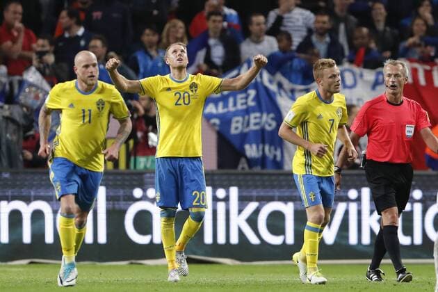 170609 Sveriges John Guidetti, Ola Toivonen och Sebastian Larsson jublar efter att Ola Toivonen gjort 2-1 under fotbollsmatchen i VM-kvalet mellan Sverige och Frankrike den 9 juni 2017 i Stockholm.  Copyright: ANDREASxLxERIKSSON BB170609AE066