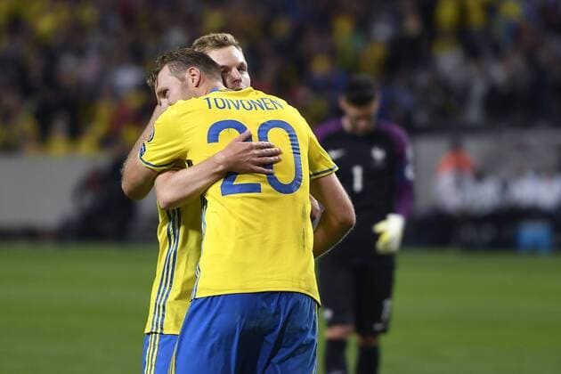 170609 Sveriges Sebastian Larsson kramar om Ola Toivonen efter att han gjort 2-1 under fotbollsmatchen i VM-kvalet mellan Sverige och Frankrike den 9 juni 2017 i Stockholm.  Copyright: LINNEAxRHEBORG BB170609LN044