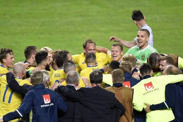 170609 De svenska spelarna jublar efter fotbollsmatchen i VM-kvalet mellan Sverige och Frankrike den 9 juni 2017 i Stockholm.  Copyright: NIKLASxLARSSON BB170609NL037