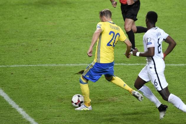 170609 Sveriges Ola Toivonen skjuter bollen till 2-1 under fotbollsmatchen i VM-kvalet mellan Sverige och Frankrike den 9 juni 2017 i Stockholm.  Copyright: NIKLASxLARSSON BB170609NL038