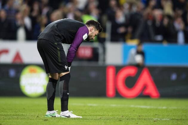 170609 Frankrikes malvakt Hugo Lloris deppar efter att han har släppt in 2-1 av Sveriges Ola Toivonen (ej i bild) under fotbollsmatchen i VM-kvalet mellan Sverige och Frankrike den 9 juni 2017 i Stockholm.  Copyright: JOHANNAxLUNDBERG BB170609JL029