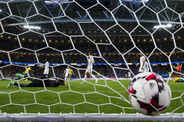 Bilder des Tages - SPORT 170609 Frankrikes malvakt Hugo Lloris släpper in 1-1 under fotbollsmatchen i VM-kvalet mellan Sverige och Frankrike den 9 juni 2017 i Stockholm.  Copyright: ANDREASxLxERIKSSON BB170609AE085