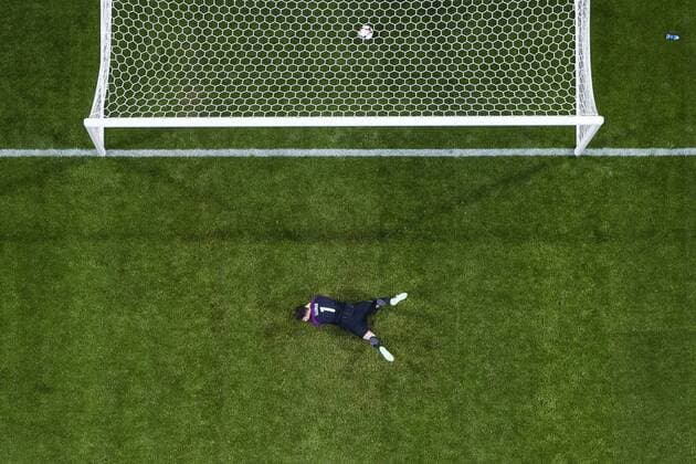 170609 Frankrikes malvakt Hugo Lloris släpper in 1-1 under fotbollsmatchen i VM-kvalet mellan Sverige och Frankrike den 9 juni 2017 i Stockholm.  Copyright: ANDREASxLxERIKSSON BB170609AE088