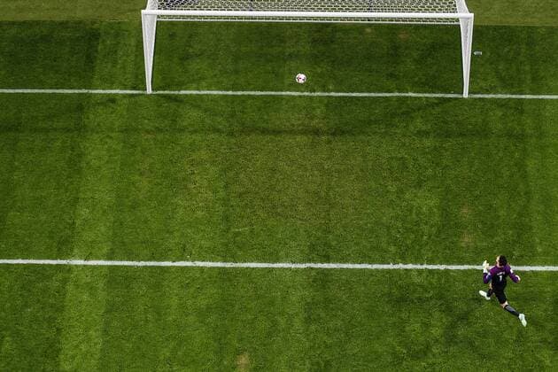 170609 Frankrikes malvakt Hugo Lloris ser 2-1 av Sveriges Ola Toivonen (ej i bild) ga i mal under fotbollsmatchen i VM-kvalet mellan Sverige och Frankrike den 9 juni 2017 i Stockholm.  Copyright: JOHANNAxLUNDBERG BB170609JL035