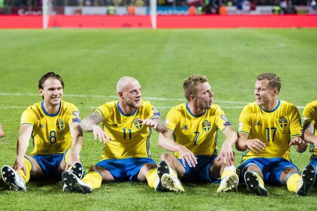 170609 Sveriges Albin Ekdal, John Guidetti, Sebastian Larsson och Viktor Claesson sitter ner pa plan och jublar efter fotbollsmatchen i VM-kvalet mellan Sverige och Frankrike den 9 juni 2017 i Stockholm.  Copyright: ANDREASxLxERIKSSON BB170609AE105