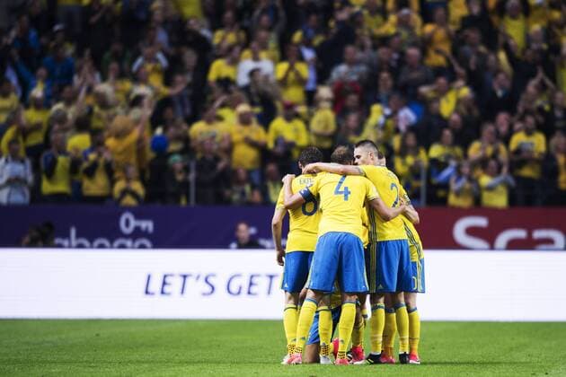 170609 Sveriges spelare jublar efter att Jimmy Durmaz gjort 1-1 under fotbollsmatchen i VM-kvalet mellan Sverige och Frankrike den 9 juni 2017 i Stockholm.  Copyright: LINNEAxRHEBORG BB170609LN103