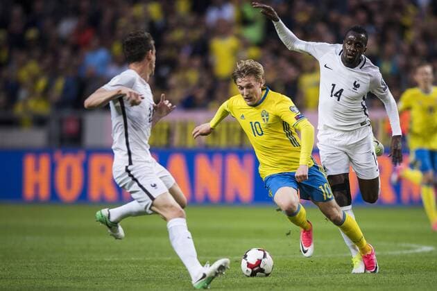 170609 Sveriges Emil Forsberg och Frankrikes Blaise Matuidi under fotbollsmatchen i VM-kvalet mellan Sverige och Frankrike den 9 juni 2017 i Stockholm.  Copyright: JOHANNAxLUNDBERG BB170609JL074