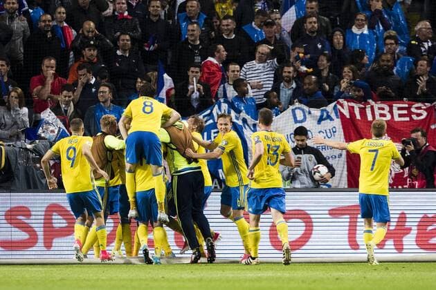 170609 Sveriges spelare jublar efter att Ola Toivonen (ej i bild) gjort 2-1 för Sverige under fotbollsmatchen i VM-kvalet mellan Sverige och Frankrike den 9 juni 2017 i Stockholm.  Copyright: ANDREASxLxERIKSSON BB170609AE166