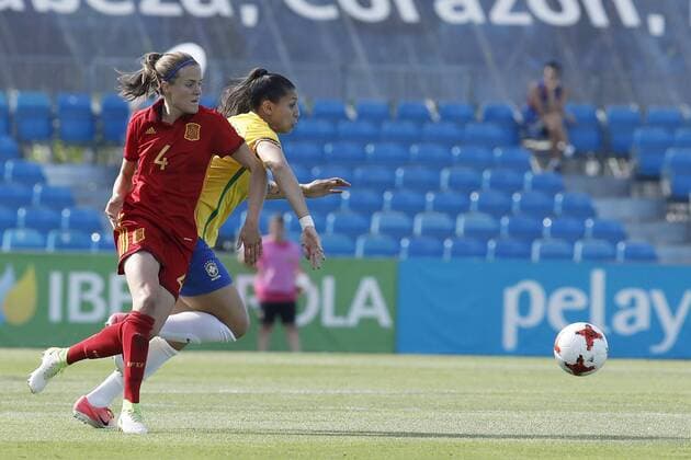 Brazilian player Marta Silva (R) fights for the ball with Irene Paredes (L) of Spain during the friendly match played in Fuenlabrada, Madrid, Spain on 10 June 2017. SPAIN VS BRAZIL !ACHTUNG: NUR REDAKTIONELLE NUTZUNG!  Copyright: xJUANxCARLOSxHIDALGOx 20170610-636327192961834041