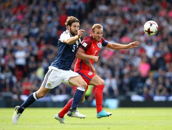 Scotland s Charlie Mulgrew tussles with England s Harry Kane during the FIFA World Cup WM Weltmeisterschaft Fussball Qualifying match at Hampden Park Stadium, Glasgow Picture date 10th June 2017. Picture credit should read: David Klein Sportimage EDITORIAL USE ONLY. No use with unauthorised audio, video, data, fixture lists, club league logos or live services. Online in-match use limited to 120 images, no video emulation. No use in betting, games or single club league player publications.