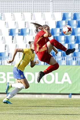 Spanish player Paz Vilas (R) kicks the ball during a friendly soccer game between Spain and Brazil in Fuenlabrada, Spain, 10 June 2017. EPA JUAN CARLOS HIDALGO SPAIN - BRAZIL !ACHTUNG: NUR REDAKTIONELLE NUTZUNG!  Copyright: xJuanxCarlosxHidalgox GRA370 20170610-636327284491103045