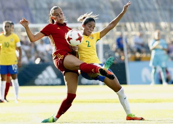 Spanish player Virginia Torrecilla (L) and Brazilian Gabriela Silva (R) vie for the ball during a friendly soccer game between Spain and Brazil in Fuenlabrada, Spain, 10 June 2017. EPA JUAN CARLOS HIDALGO SPAIN - BRAZIL !ACHTUNG: NUR REDAKTIONELLE NUTZUNG!  Copyright: xJuanxCarlosxHidalgox GRA370 20170610-636327291745938517